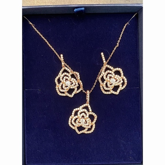 LUCKY Gold or Rose Gold Flower Necklace - Picture 1 of 2